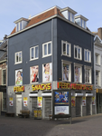 908758 Gezicht op het winkelhoekpand Lange Elisabethstraat 2 te Utrecht, met links het Voor Clarenburg.N.B. bouwjaar: ...
